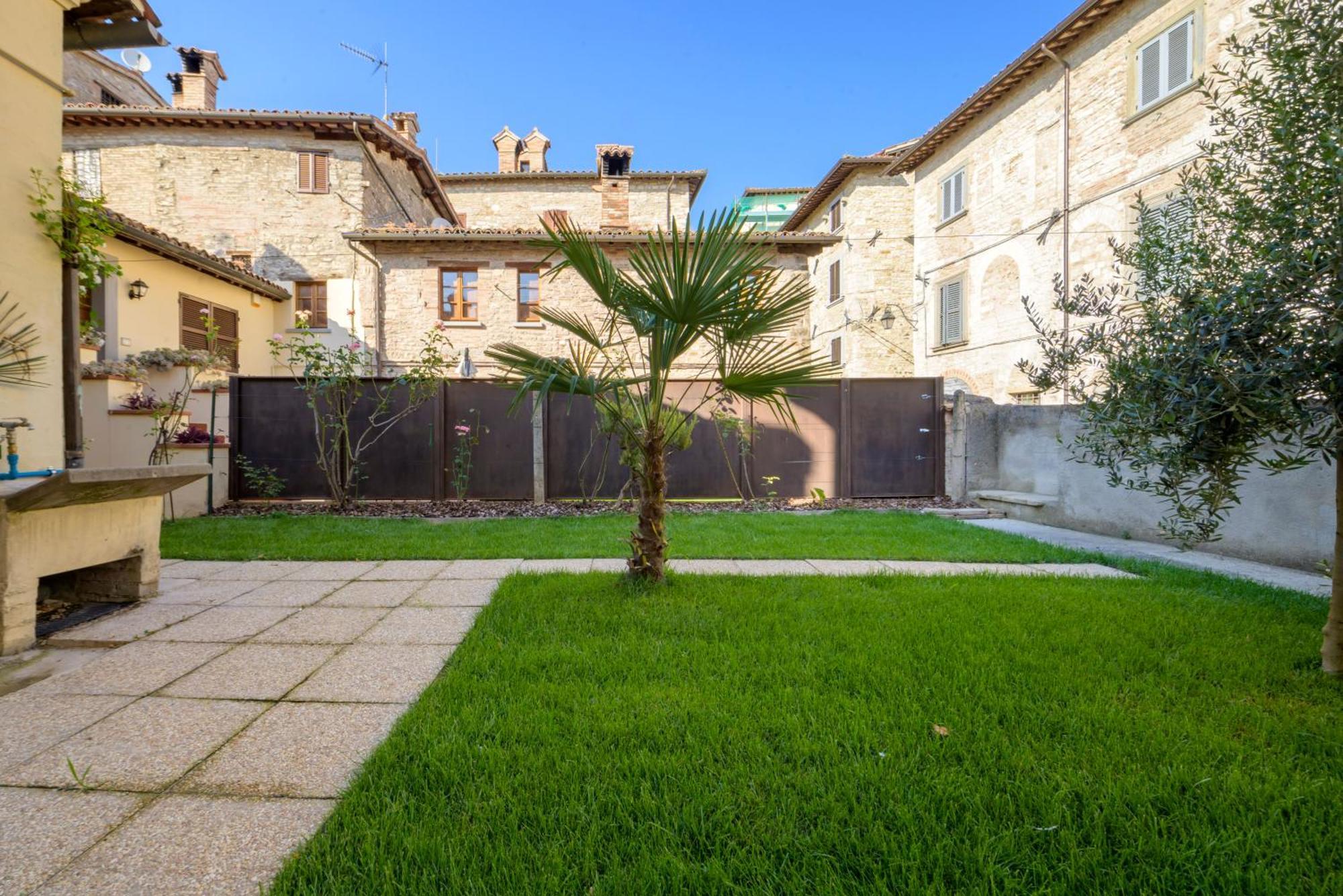 Via Mazzini 23A Apartment Губио Екстериор снимка