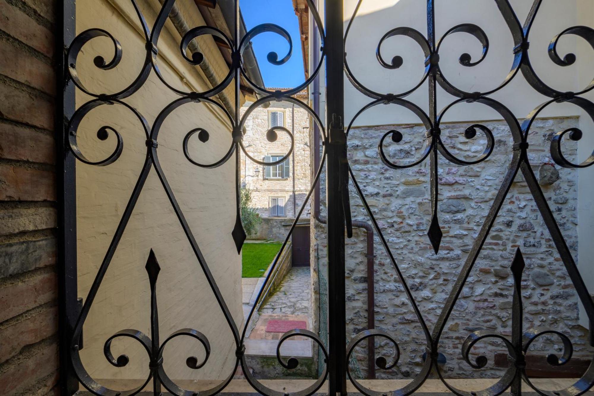 Via Mazzini 23A Apartment Губио Екстериор снимка